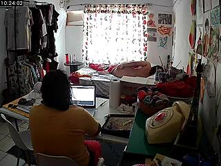 Padrastro Espia A La Hijastra Mientras Hace Homeoffice!