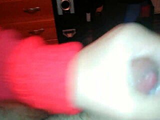 Amateur Handjob Leading To Cumshot Video 20141101