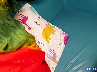 यो, लेडीबॉय ग्रीन बेयरबैक हार्ड लेती है!