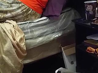 स्टेपमदर बड़ा ब्लैक आइटम देखती है