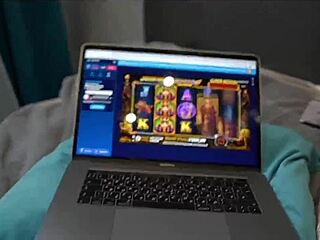 Comendo A Irma Mexendo No Computador