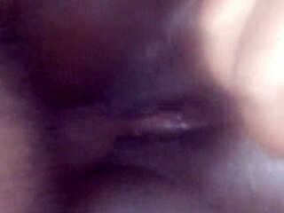 एबोनी बीबीडब्ल्यू स्क्वर्टिंग क्वीन का क्लोज अप व्यू