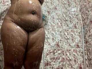 मैंने हिडन कैम से ब्रूनेट को शावर में फिल्म किया