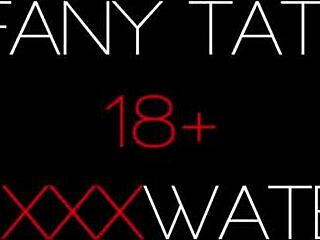 पूलसाइड, टिफनी टैटम अपनी टाइट चूत को उंगलियों से मजा देती है!