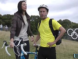 ब्रिटिश मेच्योर आउटडोर्स में बड़ा लंड चूसती है