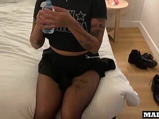 चिलियन बॉम्बशेल दोस्त के बजाय रफ पाउंडिंग के लिए बेंड ओवर करती है