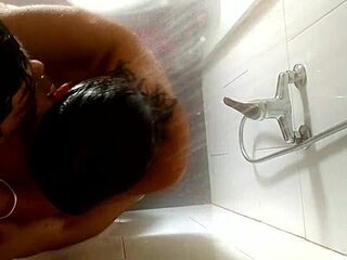 शॉवर एक्शन सीलिंग से कैप्चर, फियर्स कम इन माउथ