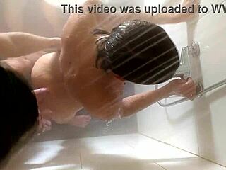 शॉवर एक्शन सीलिंग से कैप्चर, फियर्स कम इन माउथ