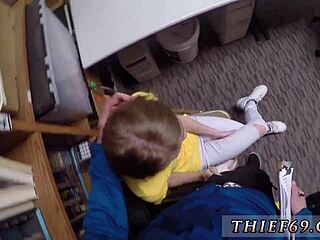 हेय, वो मेल पुलिस स्ट्रिपर का फर्स्ट बस्ट देख रहे हो?