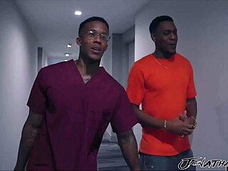 गाय अस्स फकिंग और कम स्वैलो क्विकी में हेल्प करता है!