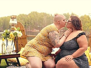 What’s on the menu? Lesbian lunch with juicy licks