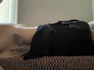 मेरे पड़ोसी की गांड फक करके सभी होल्स को कम से भरता हूं उसके आंख में?