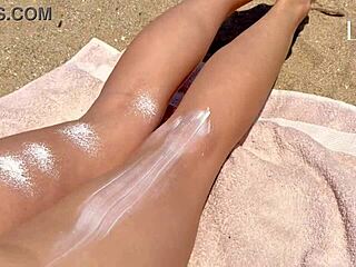 स्ट्रेंजर कम इन माउथ ऑन पब्लिक बीच