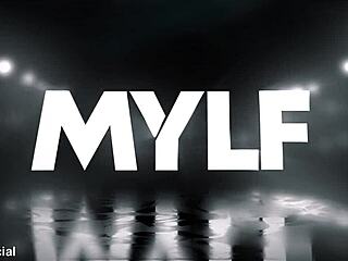 सौतेली माँ ने अप्रैल फूल पर टॉयज़ और जोरदार चोदाई का सप्राइज दिया