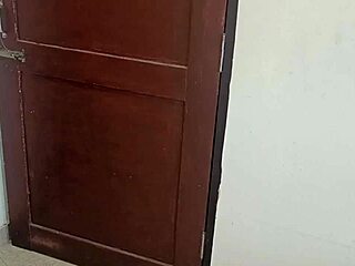 18 साल की देसि मुस्लिम युवती कोचिंग के दौरान डॉगीस्टाइल चुदाई हिंदी ऑडियो के साथ