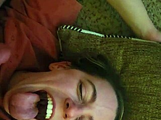 I am a bodybuilder and my neighbor’s wife gives me a deepthroat and pussy fuck