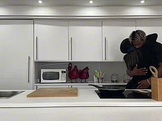 बिग ऐस कोलंबियन मिल्फ बॉयफ्रेंड के फ्रेंड से घर पर चोदवाती है