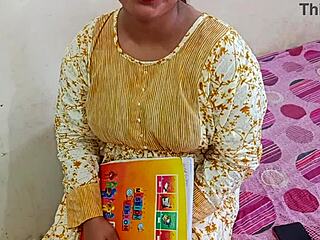 18 साल की देसि मुस्लिम युवती कोचिंग के दौरान डॉगीस्टाइल चुदाई हिंदी ऑडियो के साथ