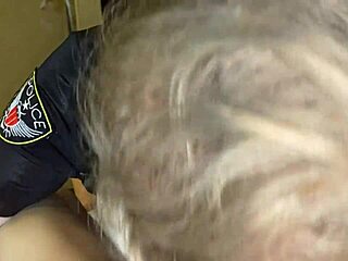 ऑफिसर जेना जेम्स पर्प्स के बिग ब्लैक कॉक को सक्स करती है