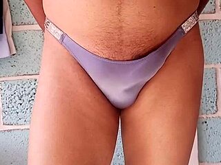 estoy usando la panty brillosa azul de mi amante