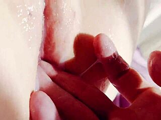 गर्म स्टेपसिस्टर की चूत कुम से टपक रही है