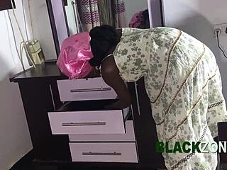 स्मॉल बूट्टी एबोनी टीएन 18+ कॉस्ट्यूम्स में पोज करती है