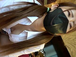 जापानी ब्यूटी कांज़ाकी-चैन गैल यूनिफॉर्म सेक्स में शेव्ड पस्सी में कम पाती है