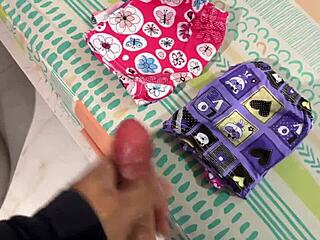 पर्वर्टेड स्टेपफादर स्टेपडॉटर की पैंटी को अपने लंड पर रब करता है और उसे हार्ड फक करता है जब तक कम नहीं करता