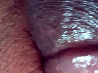 डिलिवरी गाय बस्टी मिल्फ के बिग ऐस को फिंगर्स और फक्स करता है