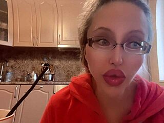 रशियन गॉडेस फाइनेंशियली डोमिनेट करती है