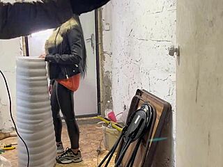 स्टेप मॉम अनएक्सपेक्टेडली स्टेप सन कंस्ट्रक्शन वर्कर को चूसती है और वह उसके मुंह में कम करता है