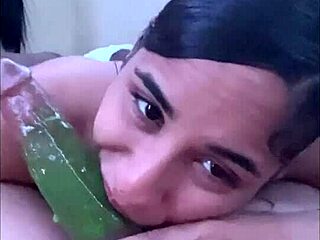 प्रिंसेस याया कर्ली बेब के स्मॉल टिट्स और मॉन्स्टर कॉक को बेडरूम में चूसती है