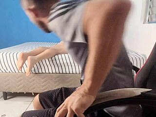 पद्रास्तो ब्राज़ीली सौतेली बेटी की टाइट प्यूसी और गांड देखकर चौंक जाता है जब बीवी बाहर है