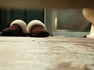 वाइफ कैच्ड मस्तरबेटिंग पस्सी इन शॉवर, ऑर्गेज्म तक पहुँचती है