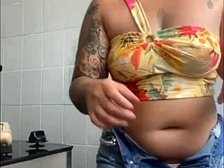 I'm On Live Flashing My Big Pussy!