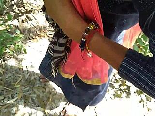 देसी गर्लफ्रेंड की आउटडोर हेयरी चूत में बॉयफ्रेंड के साथ थ्रीसम डॉगी स्टाइल!