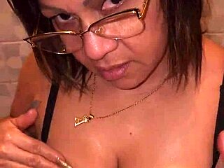 mi madrastra me encuentra masturbandome con su tanga y me lo chupa parte 1