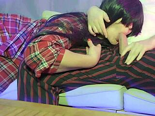 स्टेपडैड स्टेपडॉटर के साथ काउच शेयर करता है, सोफा पर कमशॉट और फेशियल तक!