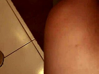 mi madrastra me encuentra masturbandome con su tanga y me lo chupa parte 1