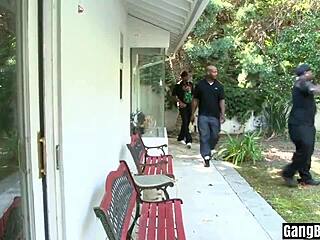 भोली टिनी ब्लॉन्ड बड़ी लंड से गैंगबैंग