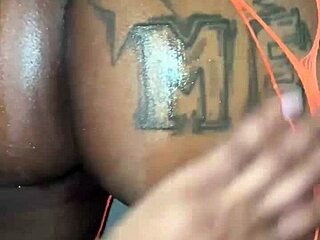 स्ट्रिपर्स एक्स्ट्रा के लिए फक करती हैं, बॉल्स चाटती हैं और लंड चूसती हैं 😏