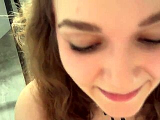 मेड डैडी के लिए घुटनों पर बैठती है!