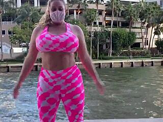 भूखी बीबीडब्ल्यू हॉलीवुड राइड्स रोम मेजर्स के विशाल लंड पर!