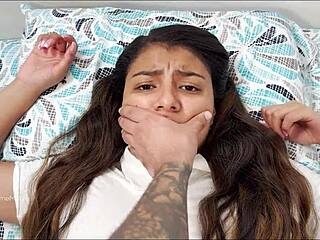 शश, चिल्लाना मत! स्कूल के बाद सौतेला भाई सौतेली बहन की अस को हार्ड पाउंड करता है