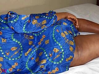 मैंने अपनी स्टेपमॉम को केयरलेस्ली रिलैक्स करते हुए मिला और सेल्फ-एस्टीम खो दी