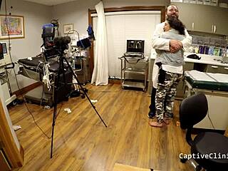 पेटाइट 18+ लैटिना नर्स जैस्मिन रोज़ ने डिल्डो और ग्लव्स से शेव्ड चूत वाले मरीज़ की जाँच की