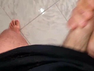 A Natale Ho Sborrato Forte Italiano - Guarda Come Schizzo Con Il Cazzo Enorme In Bedroom