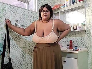 Madrasta recebe uma super gozada na cara de seu enteado