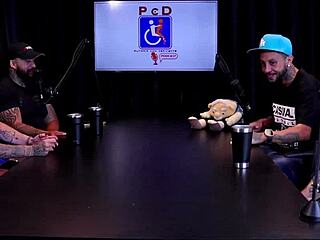 Married couple brings girl home for threesome after years together but offers ass for R$500