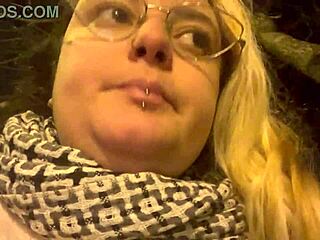 पब्लिक में बिना हिचक या शर्म के ज़ोर से डकार मारना